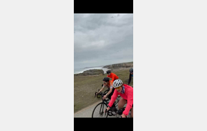 Gwen prépare la pancarte de Quiberon 