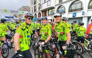 Le Trio au départ du Grand Fondo ....avant de perdre Jacques en route :) 