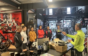 Stage vélo des nouveaux adhérents ...Coach  Lilian donne les consignes 